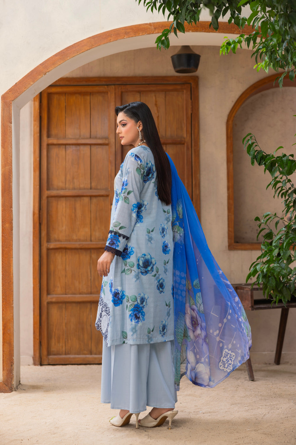 3 PIECE - UNSTITCHED EMBROIDERED LAWN SUIT