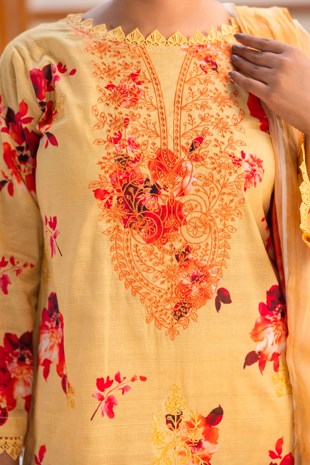 3 PIECE - UNSTITCHED EMBROIDERED LAWN SUIT