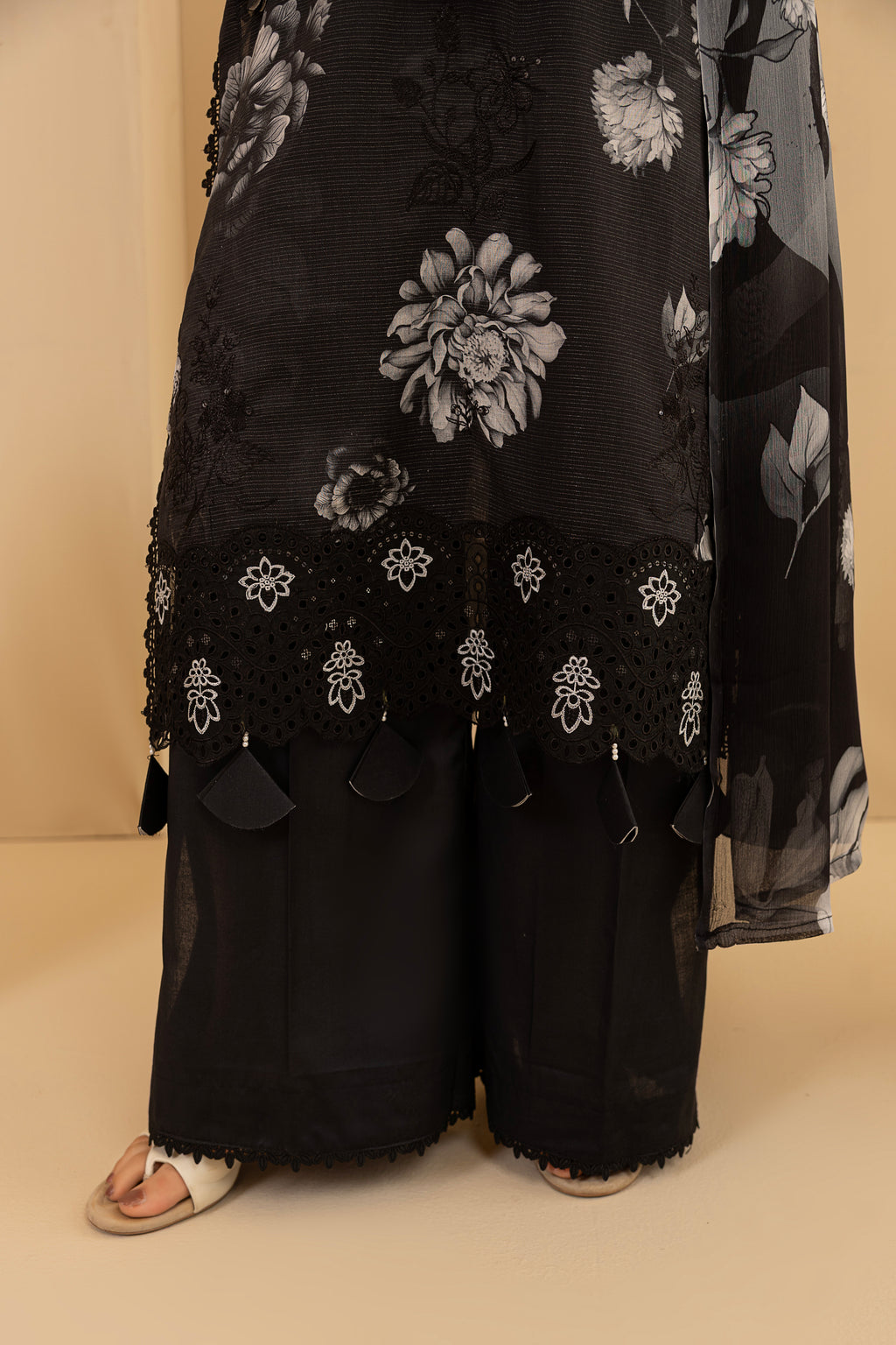 3 PIECE - UNSTITCHED EMBROIDERED LAWN SUIT