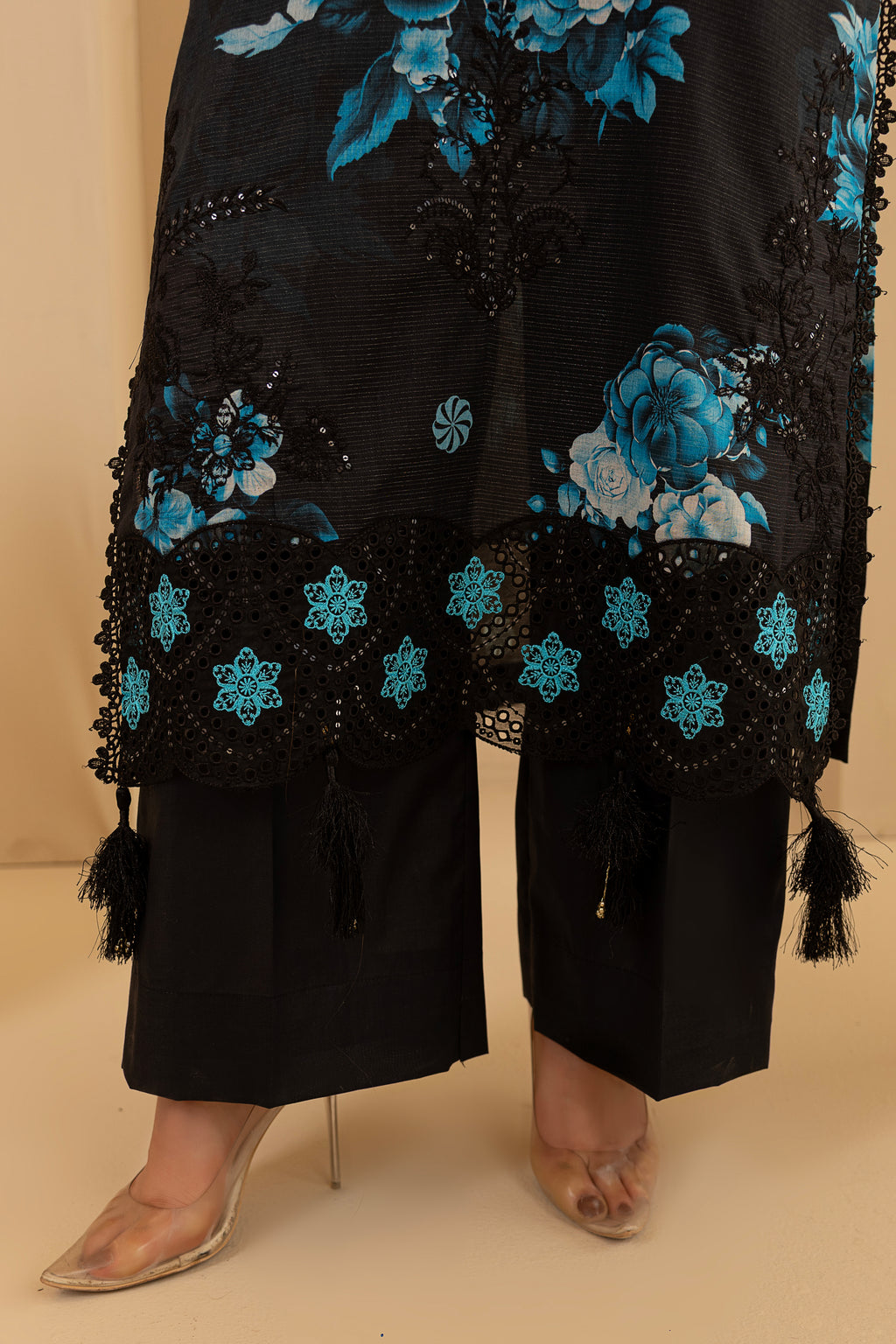 3 PIECE - UNSTITCHED EMBROIDERED LAWN SUIT